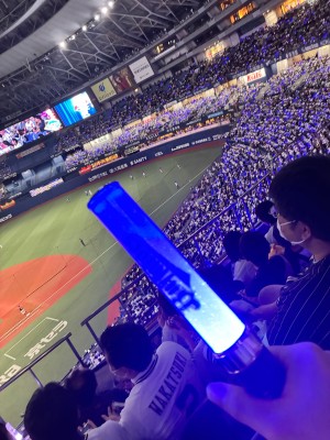 てる