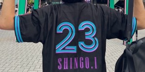 やー