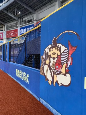よー